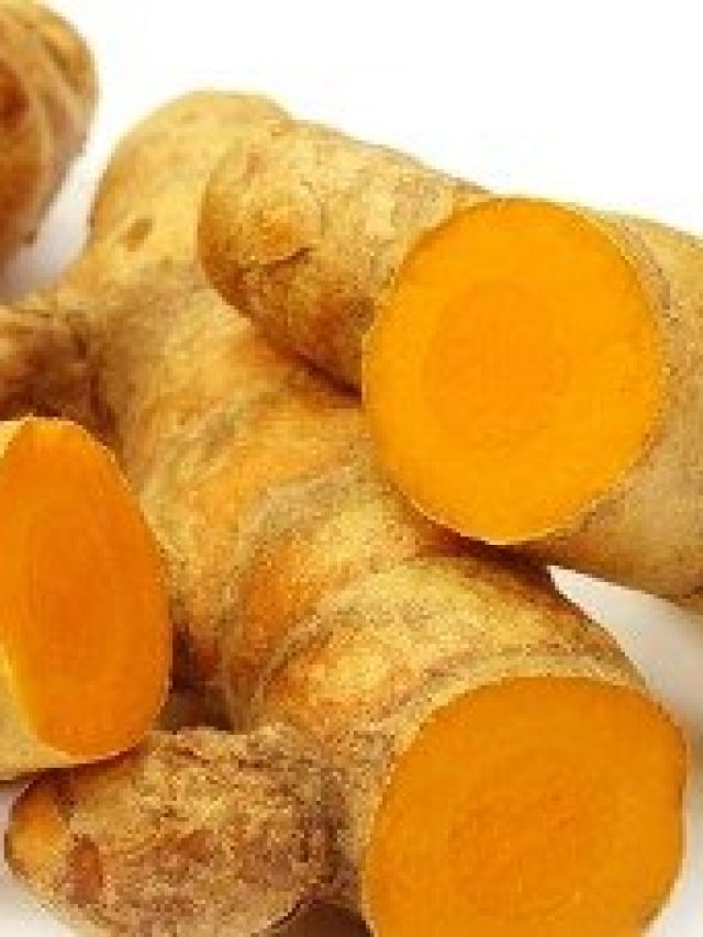 রাতে বালিশের নীচে রেখে দিন হলুদ, সকালে উঠে চমকে যাবেন