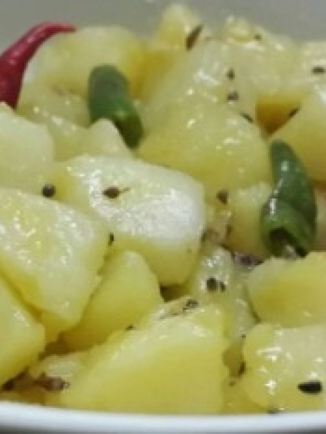 আলু আর কালো  জিরে দিয়ে নেড়ে  নিন, দিব্য হবে খেতে