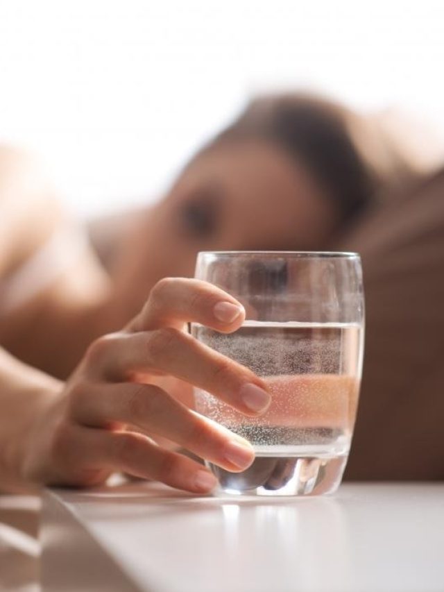 ঘুমানোর আগে জল খেলে কি ওজন কমে? জেনে নিন সত্যিটা