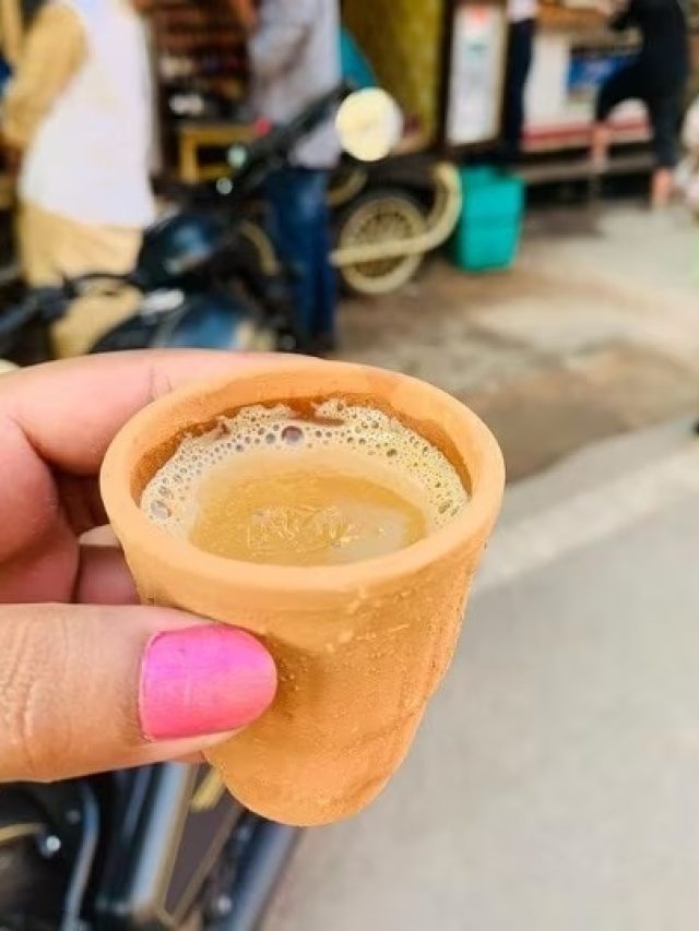 চা-এ ,গুঁড়ো দুধের গন্ধ করে? কখন-কীভাবে মেশাতে হয়, জানেন না অনেকেই