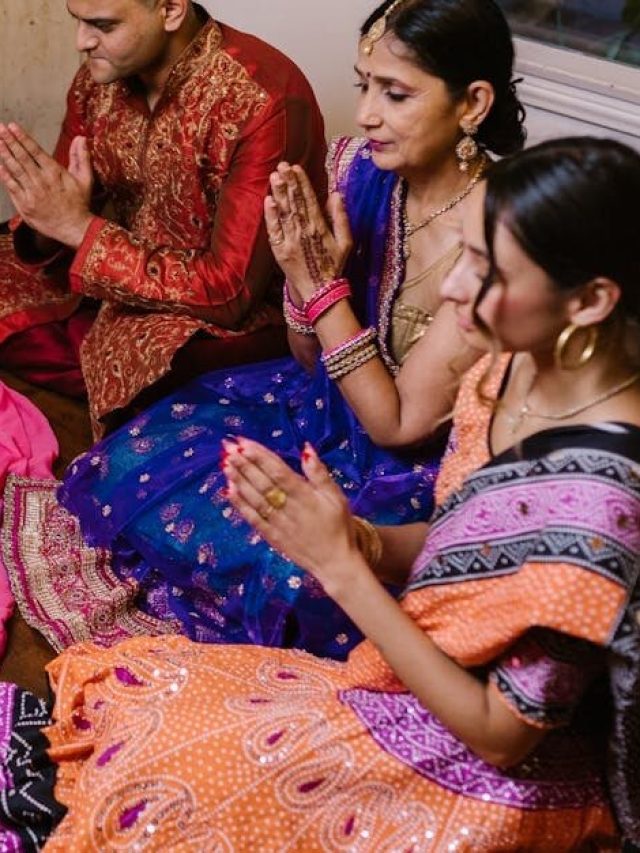 দাঁড়িয়ে না বসে? বাড়িতে পুজো করার সঠিক নিয়ম কোনটা