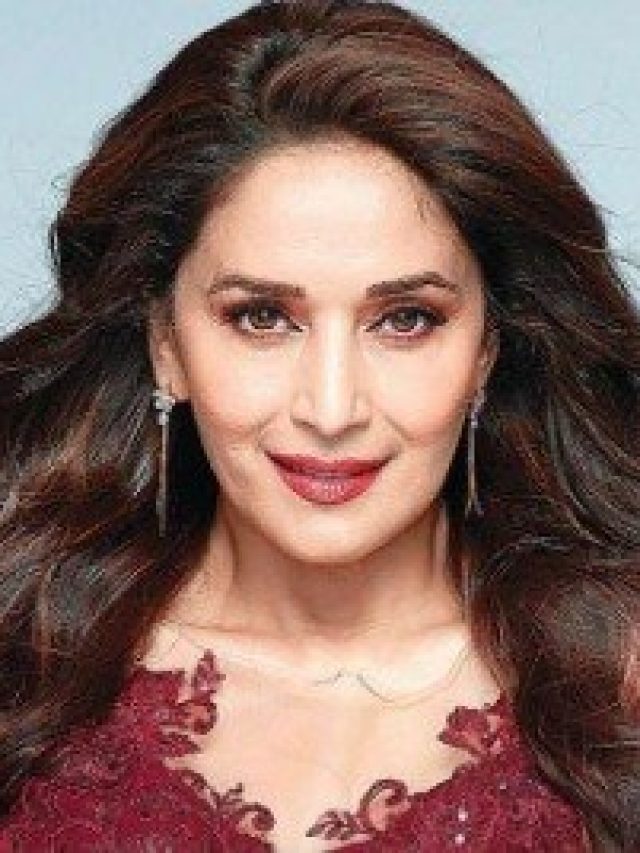 ৫০ পেরোলেও চুল থাকবে কালো ঝলমলে, মাধুরী দীক্ষিতের এই তেল বানান ঘরে