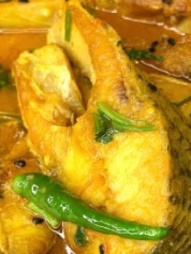 শুধু মেশান এই ৩ গুঁড়ো, আলু-বেগুন দিয়ে রুই মাছের ঝাল ব্যাপক খেতে হবে