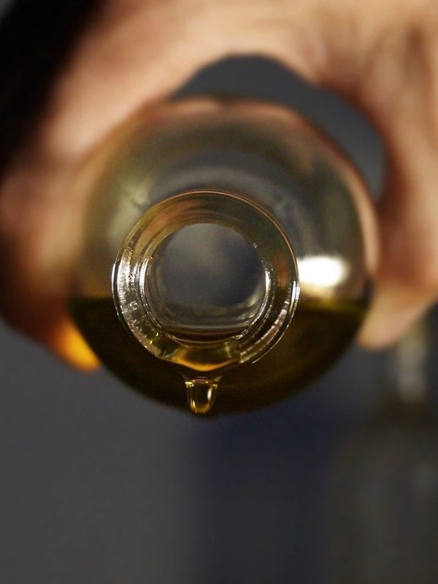 বৃদ্ধ বয়সেও শরীরকে পাওয়ারফুল রাখে নারকেল তেল, কীভাবে ব্যবহার?