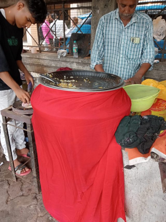 কেন লাল কাপড়ে মোড়া থাকে বিরিয়ানির হাঁড়ি? অনেকেই কারণ জানেন না