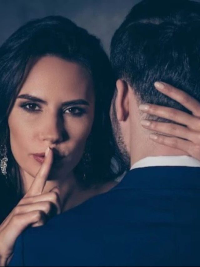 কোনও মেয়ে বা মহিলা আপনাকে নিজের করে পেতে চাইছে, এভাবে বুঝুন