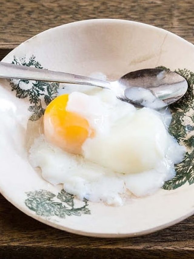 ওপরটা একটু শক্ত, ভেতর থেকে গলে পড়বে নরম কুসুম, হাফ বয়েল ডিম পাবেন এই নিয়মে