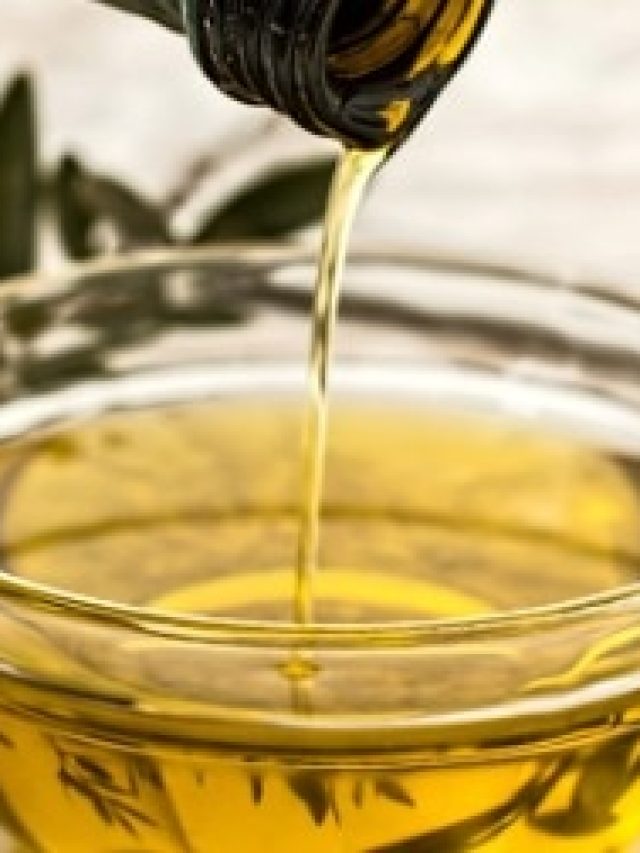 রোজ রাতে মুখে লাগান নারকেল তেল, ৫০ বছরেও যৌবন উপচে পড়বে