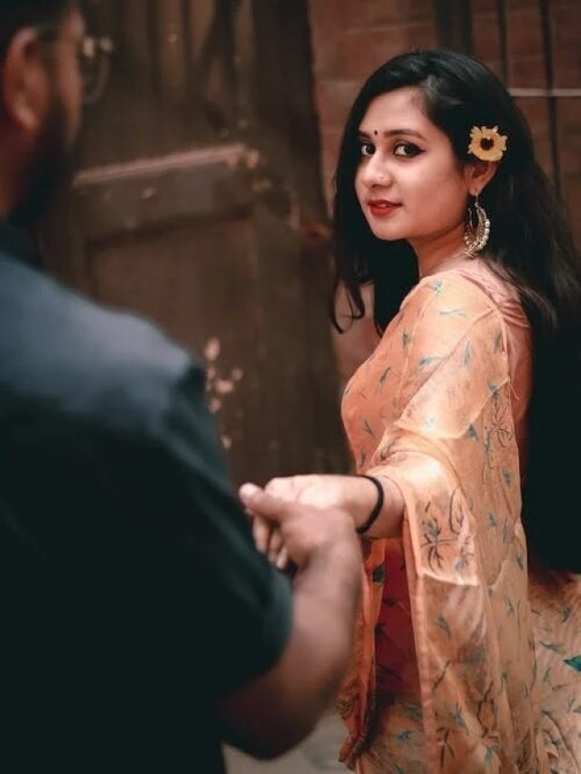 ঘনিষ্ঠ মেলামেশায় আগ্রহী হলে মেয়েরা এভাবে ইঙ্গিত দেয়, ছেলেরা জেনে রাখুন