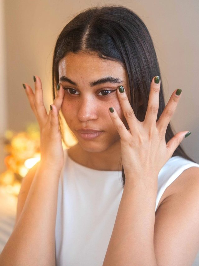 ডার্ক সার্কেলকে ছু'মন্তর করে হয়ে উঠুন মোহময়ী , বয়ফ্রেন্ডও চিনতে পারবে না