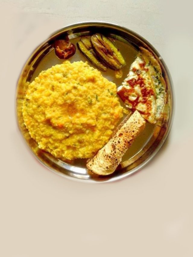 বৃষ্টির দিনে গরম গরম ডিম খিচুড়ি, এভাবে বানালে টেস্টি হবেই