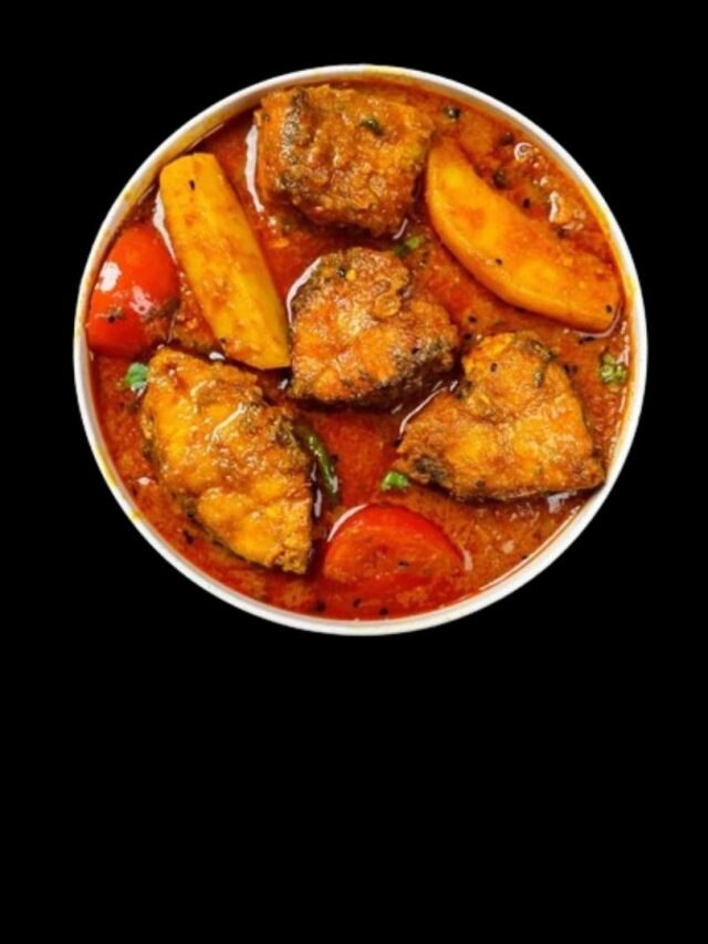 মাছের ঝোল বা ঝাল রান্নার সময় ঠিক কখন নুন দেবেন? অনেকেই জানে না