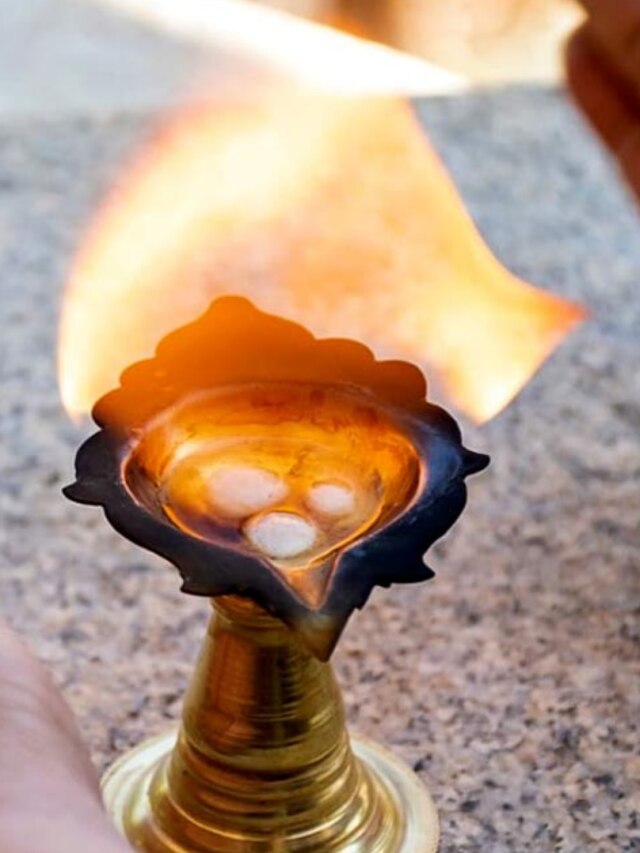 কর্পূরের সঙ্গে এই জিনিস পোড়ান, তন্ত্র টোটকায় জীবন বদলে যাবে