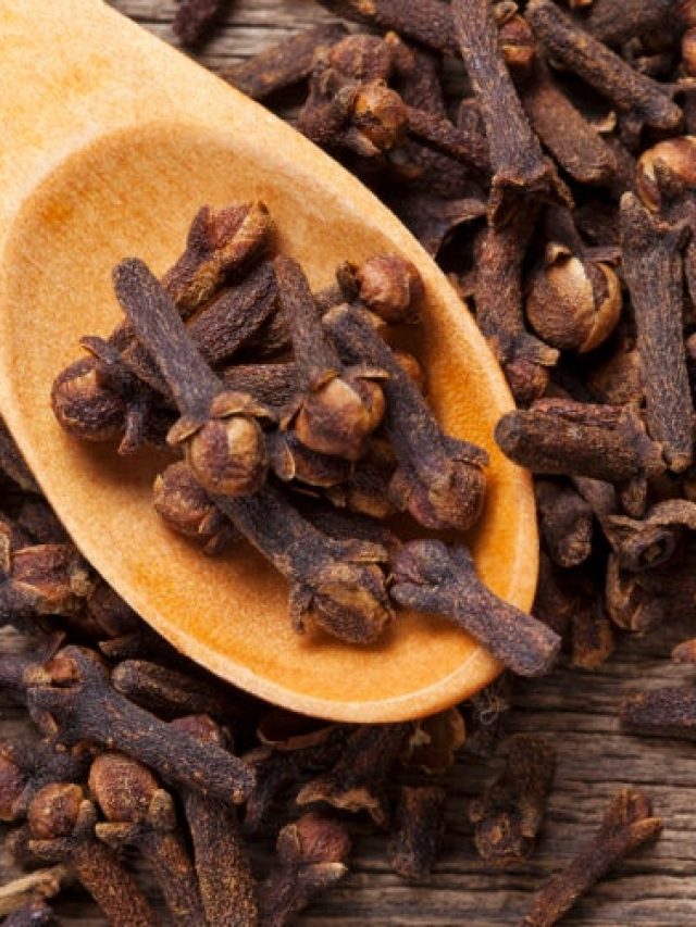 তেলের শিশিতে দিন ২ টো লবঙ্গ, একটাও থাকবে না সাদা চুল