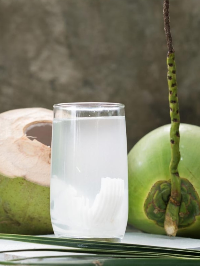 কোন ডাবে বেশি জল? কেনার সময় হাত না দিয়ে এই ৫ উপায়ে বুঝুন