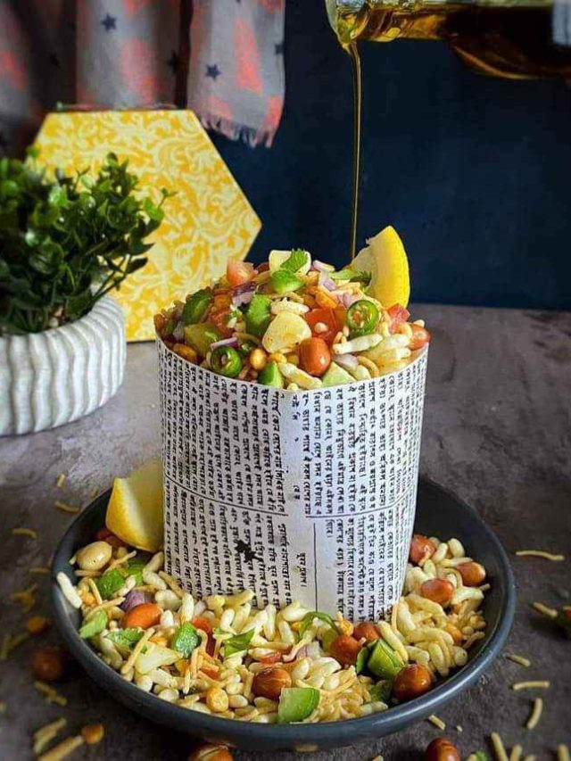 লোকাল ট্রেনের ঝালমুড়ি বানান বাড়িতেই, রইল ঝালমুড়িওয়ালার টিপস