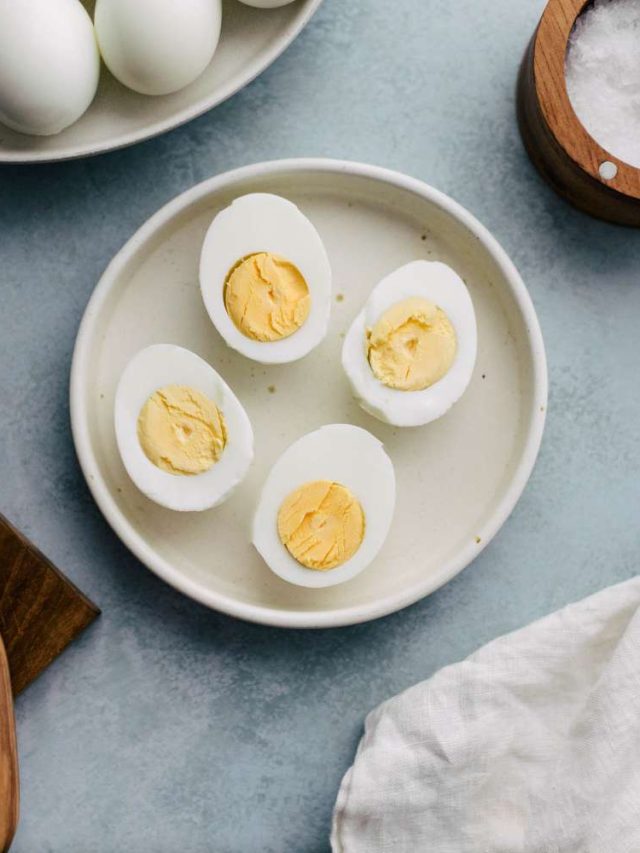 ছিটেফোঁটা জল ছাড়াই, একটা তোয়ালে দিয়েই সেদ্ধ করে ফেলুন ডিম;