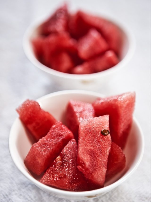 হাত না লাগিয়েই তরমুজ থেকে আলাদা করুন  সব বীজ, দারুন ট্রিকস