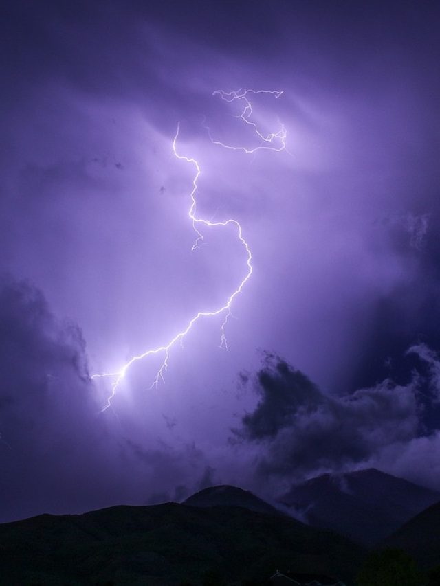 বাজ পড়ার সময় ব্লাস্ট হতে পারে মোবাইল-ফ্রিজ-এসি, তাহলে কী করবেন?