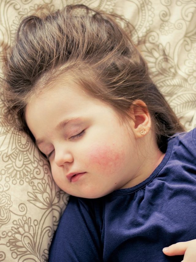 গভীর রাত পর্যন্ত জাগে সন্তান? এই ট্রিকসে  কয়েক মিনিটেই ঘুমের দেশে