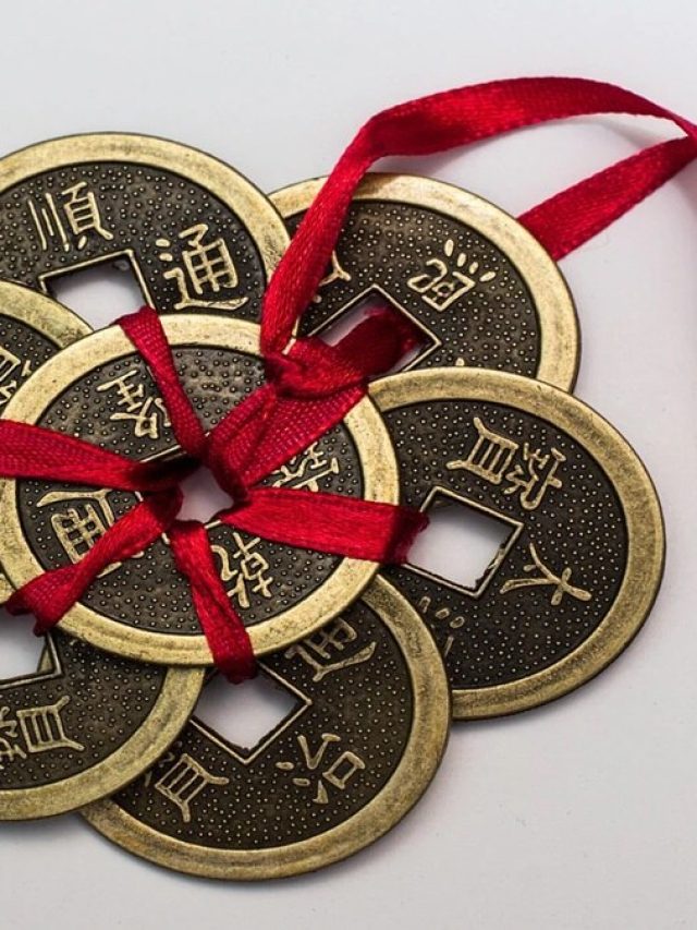 দু'হাতে টাকা আসবে! এই মুদ্রায় লাল ফিতে বেঁধে ঝুলিয়ে দিন দরজায়