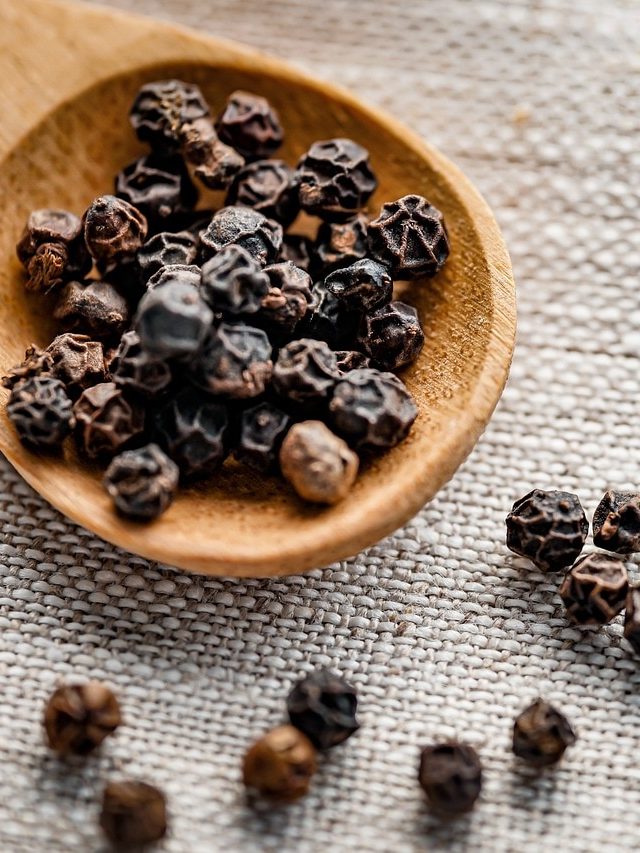 বাতের ব্যথায় মুক্তি থেকে ওজন কমান, এভাবে খেয়ে দেখুন গোল মরিচ