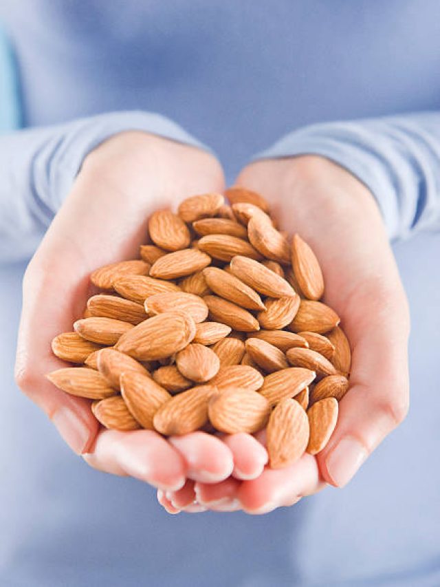 খোসা-সহ নাকি খোসা ছাড়া, আমন্ড কীভাবে খেলে পাবেন বেশি উপকার?