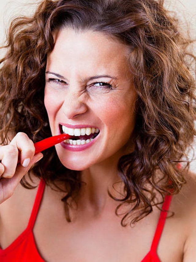 অনেকেরই কাঁচা লঙ্কা খাওয়ার সঙ্গে সঙ্গে হেঁচকি ওঠে, কেন বলুন তো?