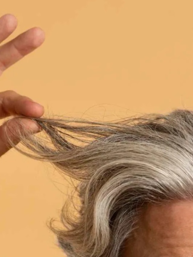 পাকা চুল হবে কালো, এক টুকরো হলুদে বানান ন্যাচরাল ডাই