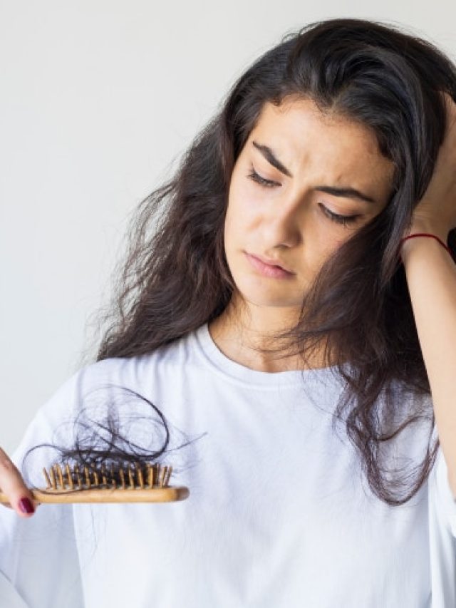 মুঠো মুঠো  চুল পড়া বন্ধ হবে, এই ঘরোয়া প্রতিকারে মিলবে সমাধান