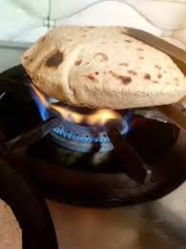 রোজ এভাবে সেঁকা রুটি তো খাচ্ছেন, শরীরে যে বিষ ঢুকছে জানেন?