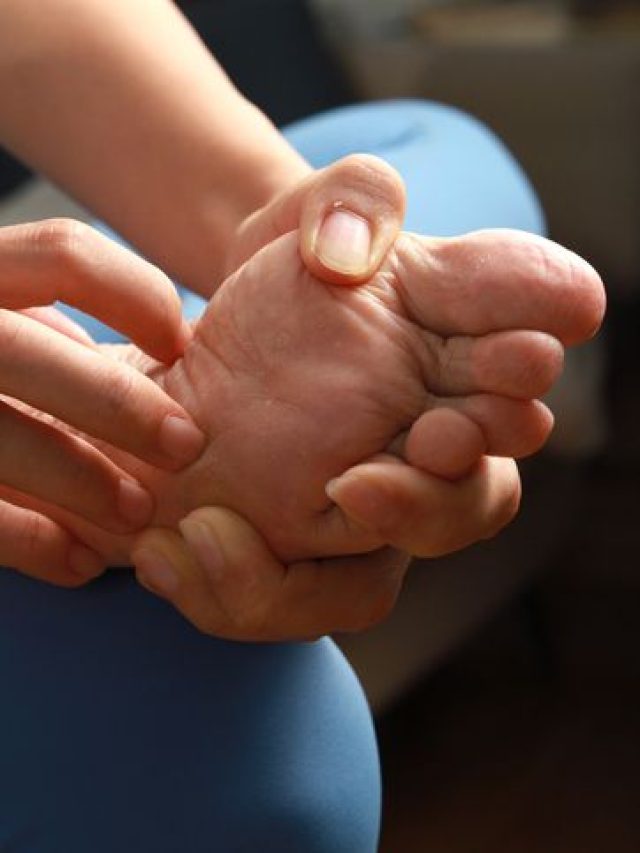 উফফ! পায়ের পাতা চুলকাচ্ছে, কোনও বিপদের আসছে না তো?