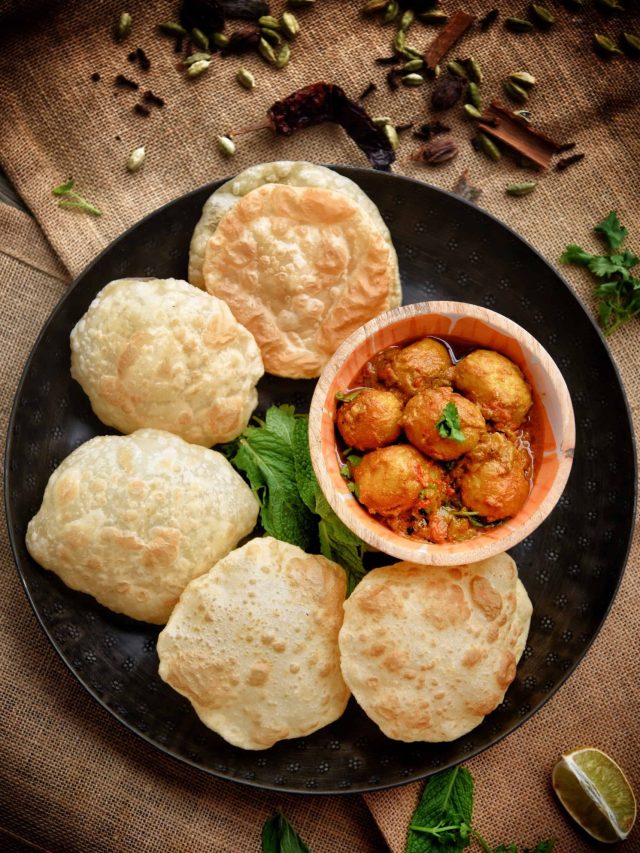 ছাঁকা তেলে আর নয়, ময়দার সঙ্গে এই কাজ করলেই লুচিতে তেল লাগবে কম