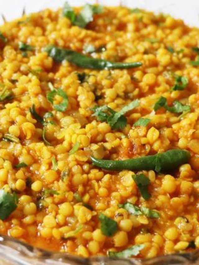 জিভে স্বাদ লেগে থাকবে বহুদিন, মটর ডালে এই দুই মশলার ফোড়নই সেরা