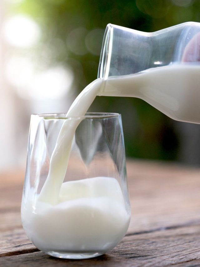 জল মেশানো দুধ বুঝবেন কী করে? একেবারে সহজ উপায়