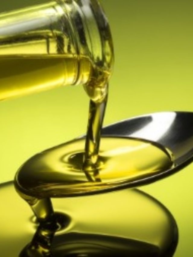 রোজ রাতে ২ ফোঁটা নারকেল তেল, বুড়ো বয়সেও উথলে  উঠবে সবকিছু