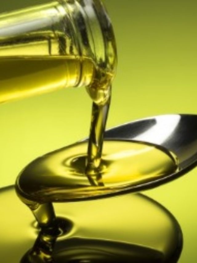 রোজ রাতে লাগান নারকেল তেল, ৭০ বছরেও পাবেন চরম সুখ