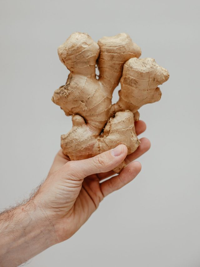 আদা ছুলতে ছুরি নয়, একটি চামচেই হবে কাজ; জানুন ট্রিকস