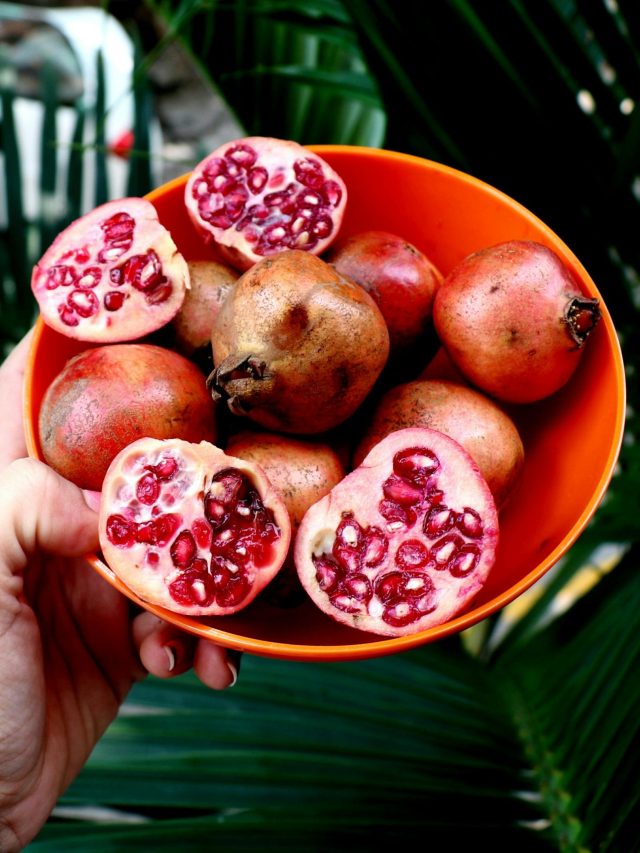 হাত দিয়ে টানা হেঁচড়ার প্রয়োজন নেই, রইল বেদানার খোসা ছাড়ানোর সহজ ট্রিক