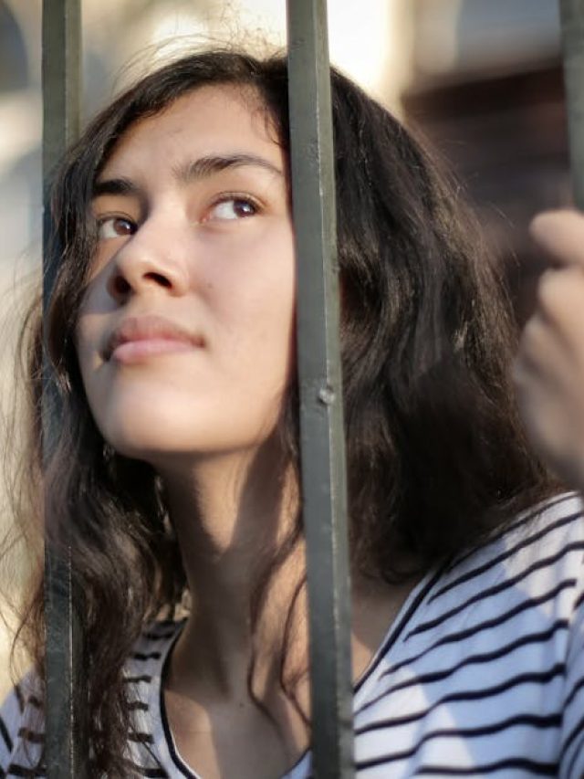 সহজে বন্ধু বানাতে পারেন না? এভাবে এগিয়ে দেখুন, কাজে দেবে