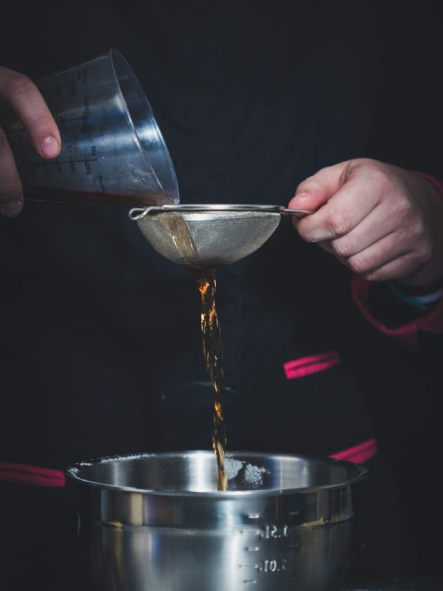 শুধু এক চামচ নুন দিন, পুরনো ছাঁকনি হবে নতুনের মতো