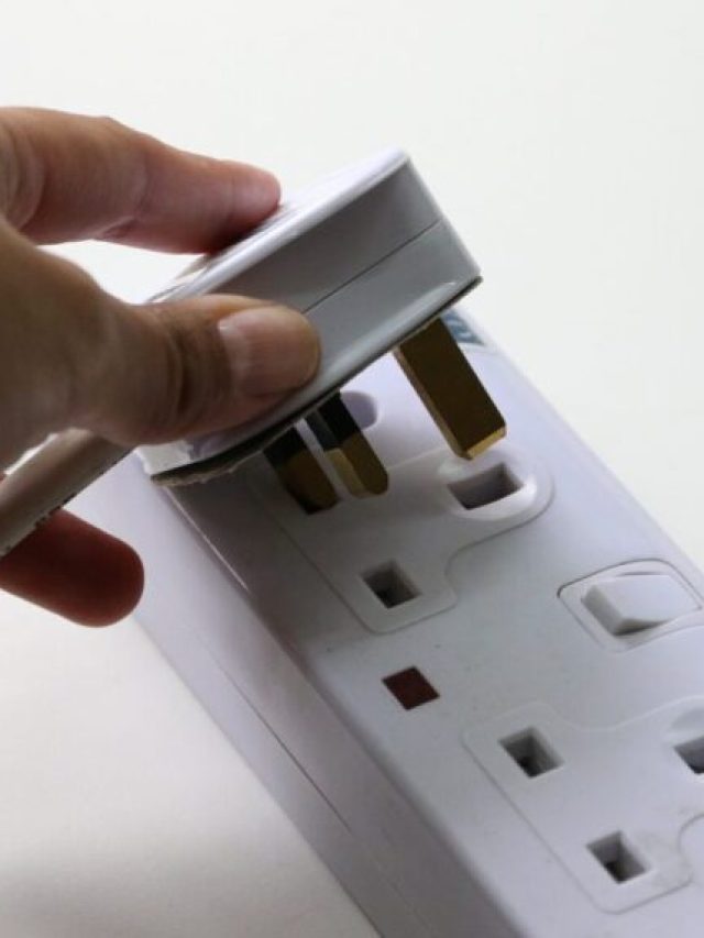 ঘন ঘন বাজ পড়লে বন্ধ রাখুন এগুলো, পুড়ে যেতে পারে