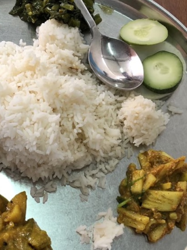 খাবারে বার বার চুল পড়ছে? কীসের ইঙ্গিত জানলে ঘুম উড়বে