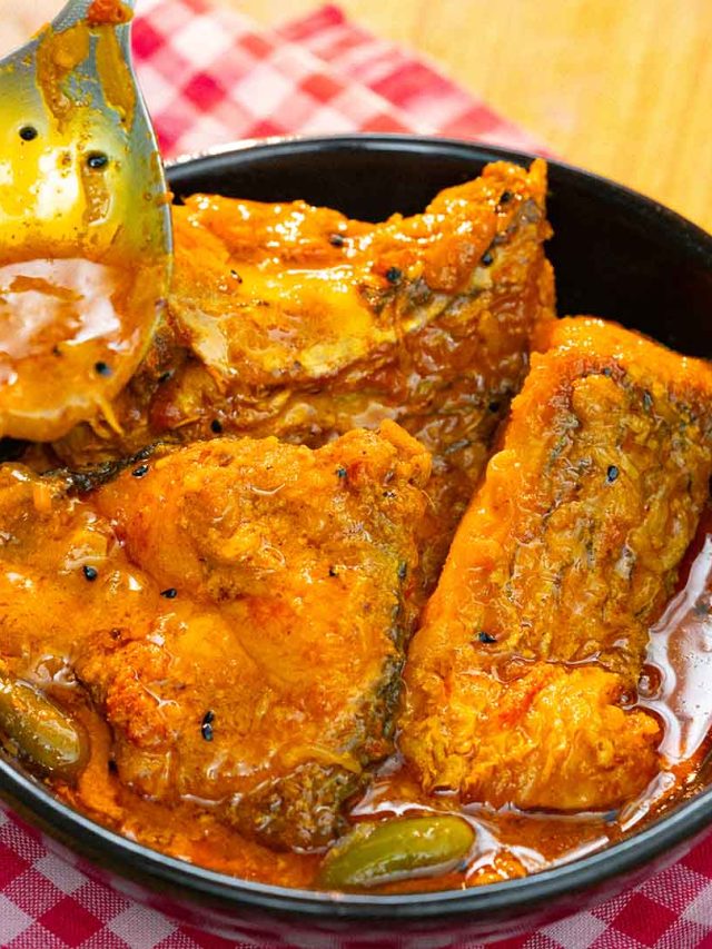 কালোজিরে দিয়ে রুই মাছের ট্যালট্যালে পাতলা ঝোল, গন্ধরাজ লেবু দিয়ে খেতে হবে তোফা