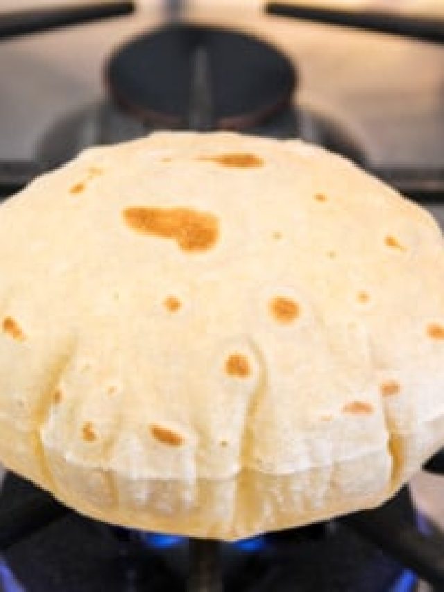 এভাবে আটা মাখলে রুটি নরম হবেই, জানতেন না আগে? রইল রুটিওয়ালার টিপস