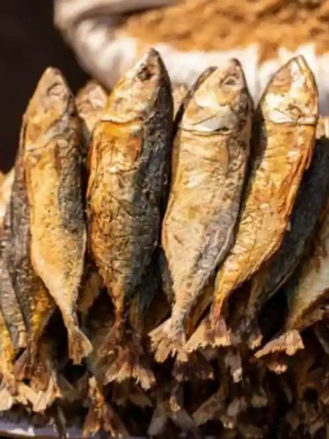 গন্ধে বাড়িতে টেকা দায়, শুঁটকির বাজে গন্ধ দূর করবে এক টুকরো আপেল