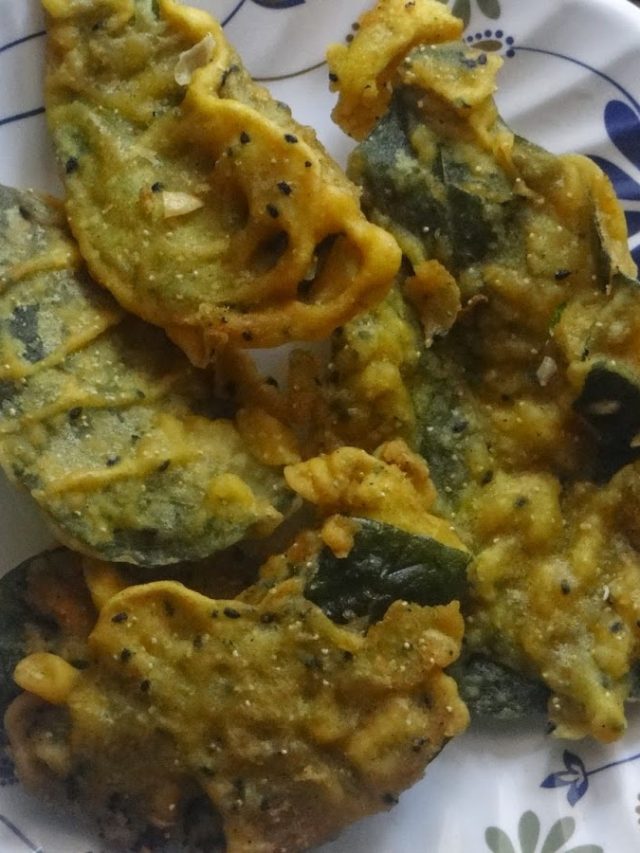 পুরভরা শিউলি পাতার বড়া আহা! সাবেকি এই ভাজা চেখে দেখুন তো