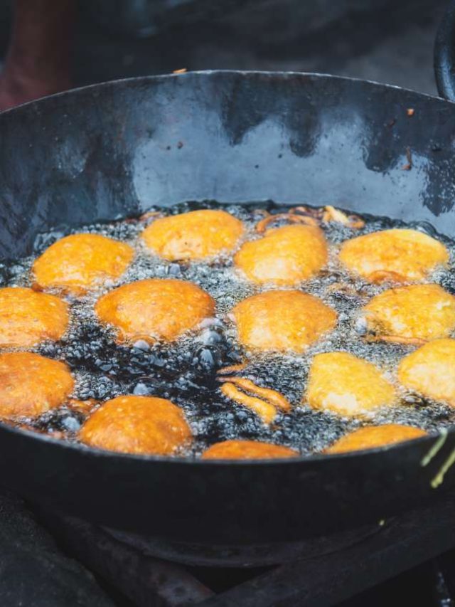 ঝাল ঝাল গরম গরম তেলেভাজা, কোথায় ঢুঁ মারলে পাবেন সেরা চপ-পেঁয়াজি?