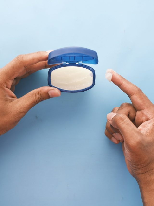 গরমে পোড়া পুরু ট্যান তুলতে এভাবে লাগান পেট্রোলিয়াম জেলি, কমাবে ত্বকের বয়সও