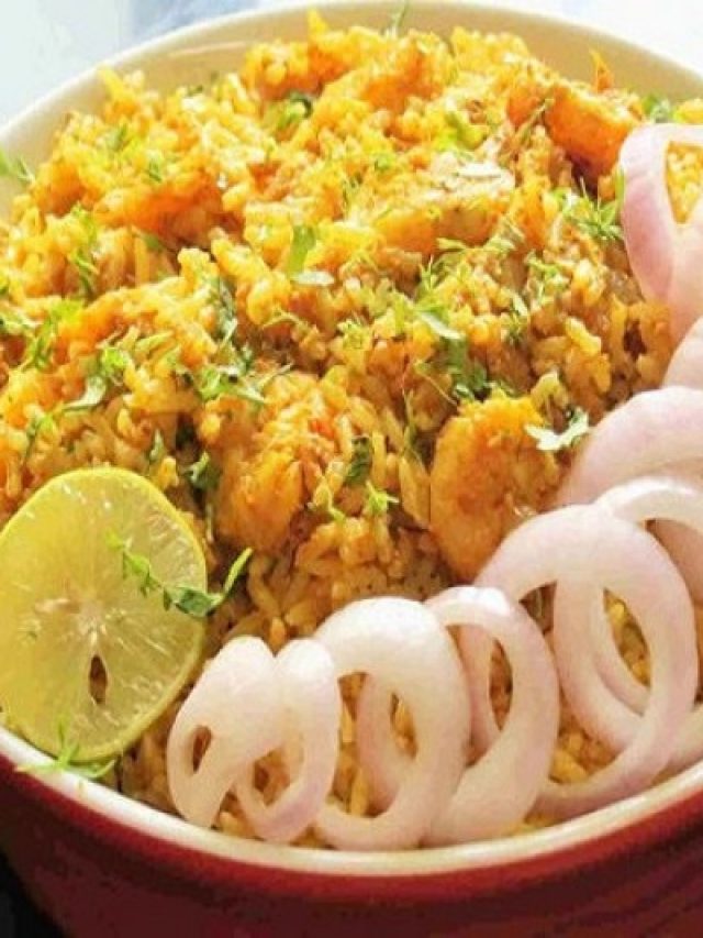 বৃষ্টির দিনে চিংড়ি মাছ দিয়ে মুসুর ডালের আমিষ খিচুড়ি, আহা কী স্বাদ!